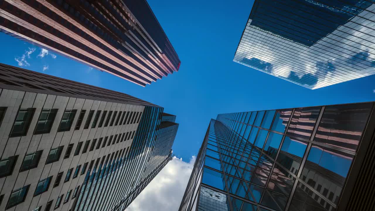 商业和金融概念时间推移，仰望现代办公建筑在多伦多，安大略省，加拿大视频下载