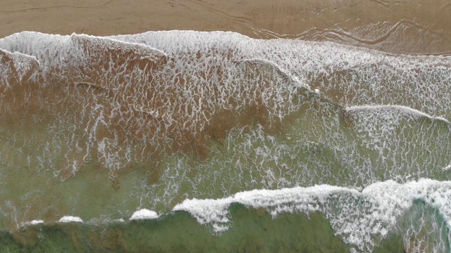 沙滩与海浪，鸟瞰图。俯瞰兰萨罗特，加那利群岛视频下载
