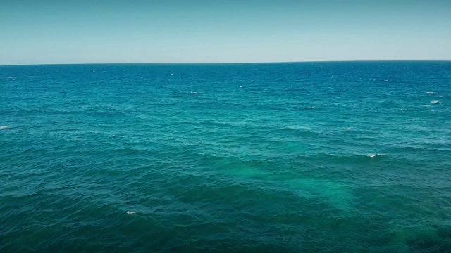 飞越大海，海岸附近的孤独小岛视频下载