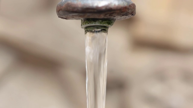 古代喷泉中流动的饮用水视频素材