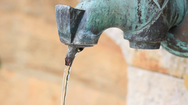 古代喷泉中流动的饮用水视频素材