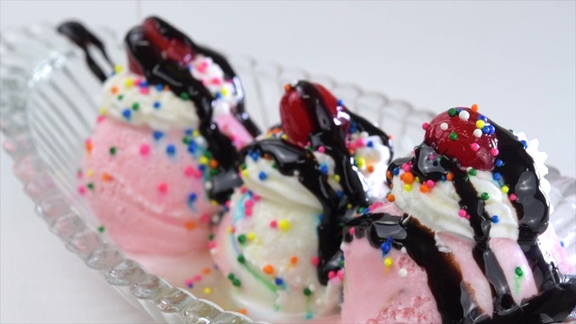 巧克力糖浆落在冰淇淋组合上的慢动作视频下载