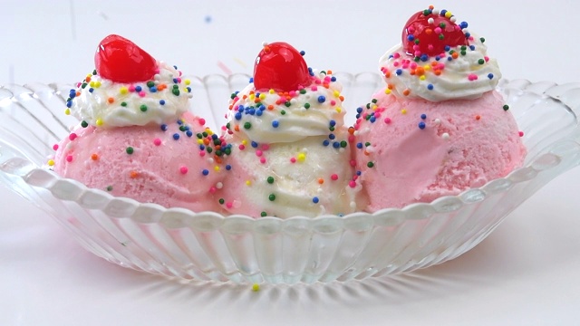 多种颜色的糖屑装饰冰淇淋的组合视频下载