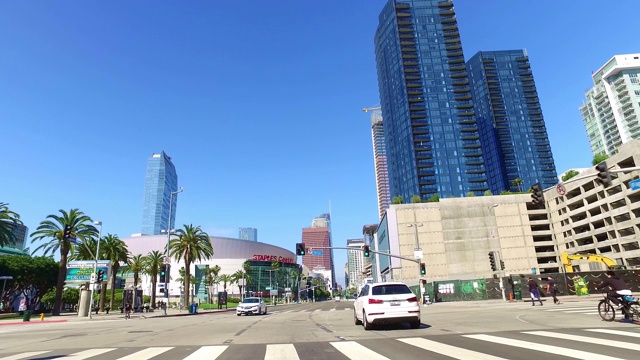 会议和斯台普斯中心和洛杉矶市中心天际线，加州，4K视频素材