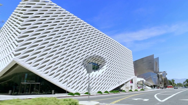 布罗德当代艺术博物馆(Broad Museum of a contemporary art)和加州洛杉矶市中心的华特迪士尼音乐厅(Walt Disney Concert Hall)， 4K 4K视频下载
