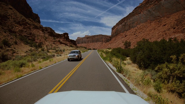 POV汽车驾驶在美国西南部:冒险在科罗拉多峡谷视频素材