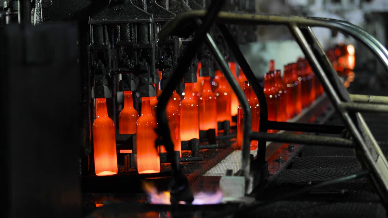 制造工业工厂，具有生产瓶的自动化生产线视频下载