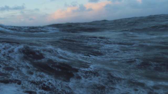 从一艘帆船上看到一个狂暴的大海:在海洋中大风视频购买