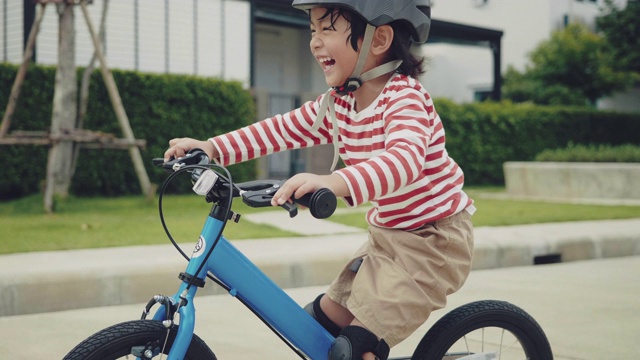 孩子騎自行車。視頻素材
