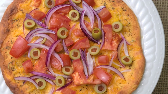 生酮披萨配番茄、洋葱和橄榄视频下载