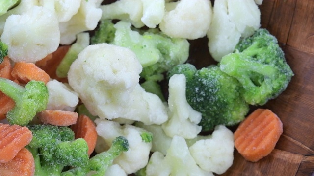 冷冻蔬菜倒在碗上的慢动作视频下载