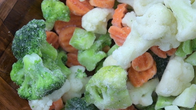 混合蔬菜冷冻食品以慢动作下落视频下载