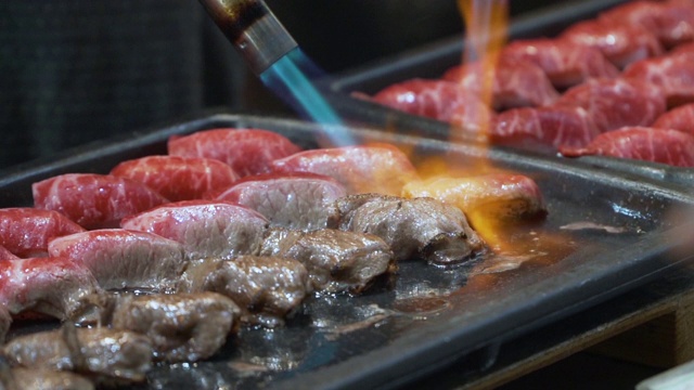 烤牛肉寿司卷视频素材