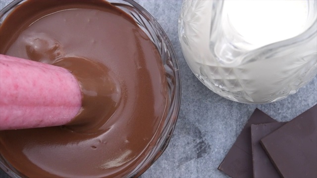 把草莓香蕉冰冻甜点蘸上巧克力酱视频下载