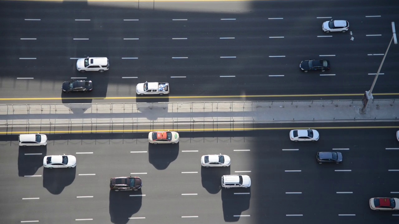 空中俯瞰城市交通的高速公路/迪拜，阿联酋视频下载