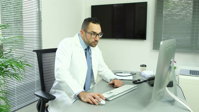 男男医生教授科学家教师在医务室办公桌旁穿着白大褂研究新冠肺炎和冠状病毒视频下载