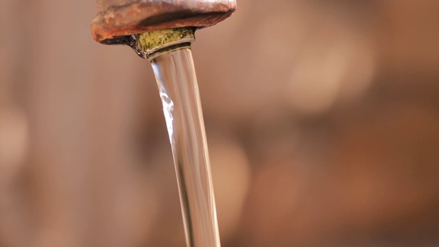 一个古老喷泉中流动的饮用水的特写-暖色视频素材
