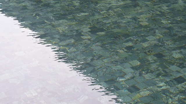 波纹水在游泳池与太阳反射4K分辨率。视频素材