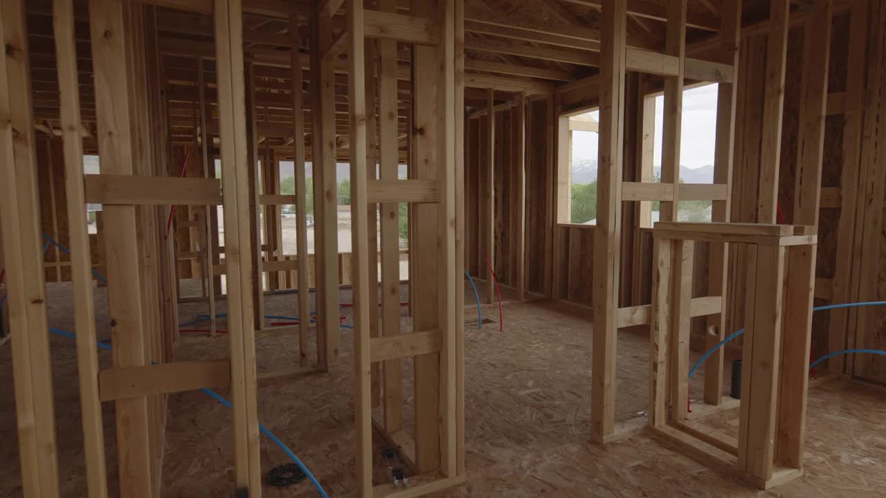 通过正在建造中的房屋内部框架放大/ Pleasant Grove, Utah, usa视频下载