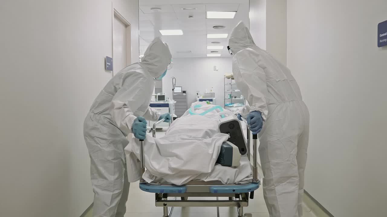 医疗队正在将老年男性病人转移到重症监护室视频下载