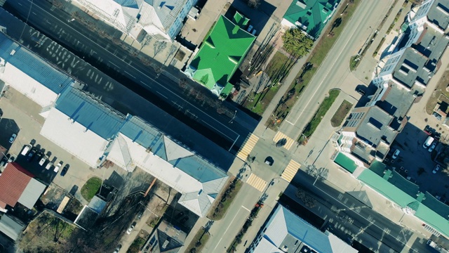 一个城市路口的俯视图，上面很少有车辆视频下载