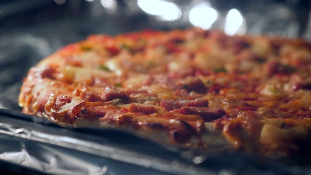 烤箱里烤的披萨视频素材