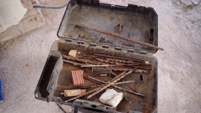 旧金属有组织的工具箱，里面有生锈的五金设备，一套螺栓，螺母，螺钉，钉子和锤子，用于建筑工地的工程工作。修理用金属工具的分类视频素材