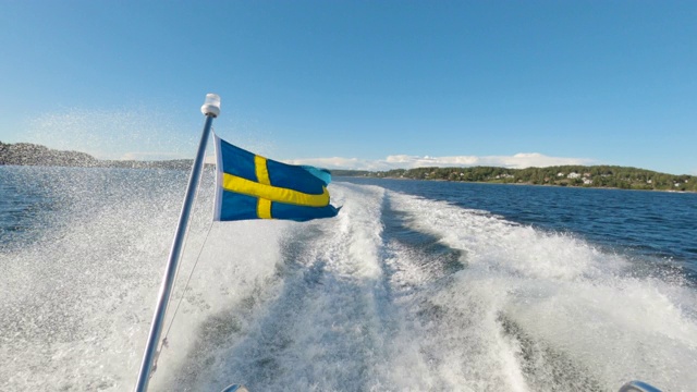从一艘挂着瑞典国旗的摩托艇上的后视图视频素材