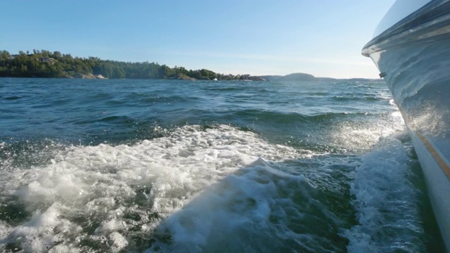 摩托艇在瑞典海岸的水中行驶视频素材