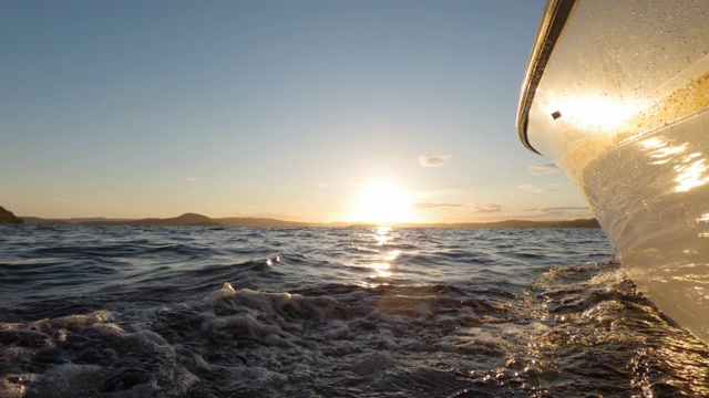 摩托艇在瑞典海岸的水中行驶视频素材