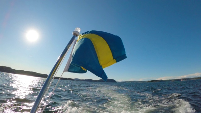 从一艘挂着瑞典国旗的摩托艇上的后视图视频素材