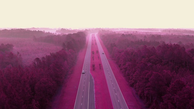 高速公路的鸟瞰图紫色的粉红色为概念主题4K视频下载