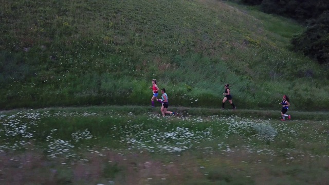 一群在大自然中赛跑的女性视频素材