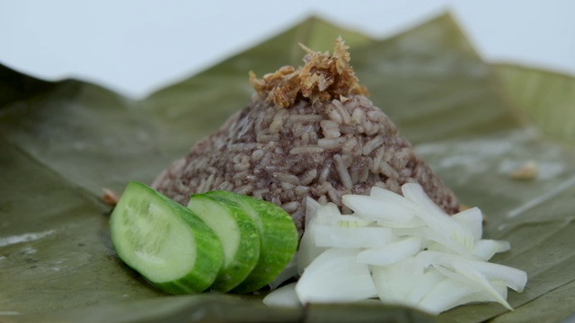 泰国著名的开胃菜叫炒昆锦，是用香蕉叶裹成的米再流成的视频下载