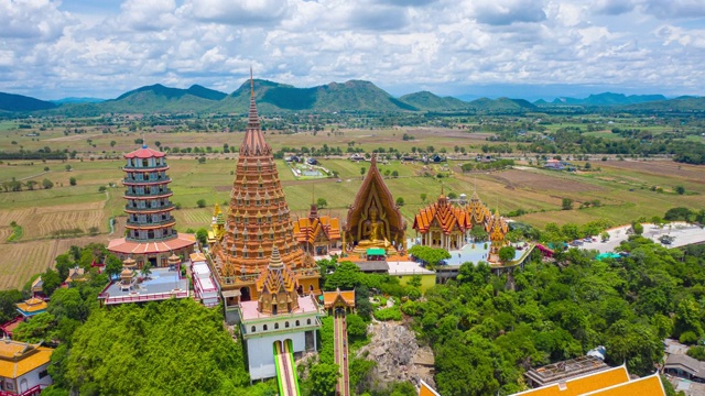 虎洞寺(Wat Tham Suea)是泰国最有趣、最美丽的寺庙之一，也是迄今为止北碧府最美丽的。视频素材