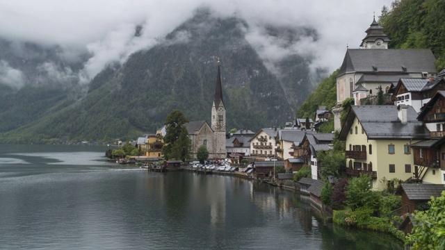 著名的哈尔斯塔特山村和船港的风景，在一个雨天覆盖多云的夏天。是奥地利文化和欧洲阿尔卑斯和湖岸的旅游目的地之一。视频素材