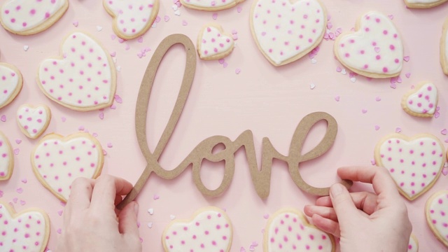心形糖饼干装饰皇家糖霜为情人节视频素材