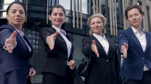 微笑自信的中年职业女性人力资源雇主看着相机伸出手握手提供合作在办公室，介绍概念，肖像4k视频下载