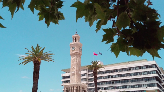 阳光明媚的一天，科纳克广场上的伊兹密尔钟楼视频下载