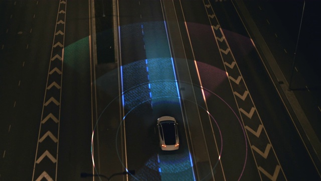 从空中俯瞰:自动驾驶汽车通过城市高速公路。动画可视化概念:传感器扫描前方道路车辆，危险，速度限制。视频素材