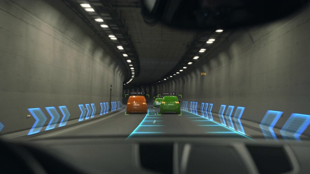 未来的自动驾驶汽车通过隧道，平视显示HUD显示信息图:速度，距离，导航。路扫描。驾驶员座位观点POV，第一人称观点FPV视频素材