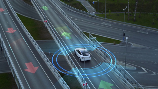 以下无人机视图:自动驾驶汽车通过城市公路。动画可视化概念:传感器扫描前方道路车辆，危险，速度限制。一天城市车道视频素材