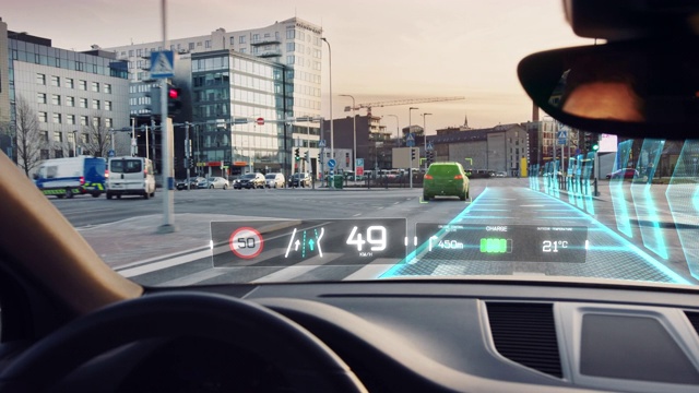 未来的自动驾驶汽车通过城市，平视显示HUD显示信息图:速度，距离，导航。路扫描。驾驶员座位观点POV /第一人称视角FPV视频素材