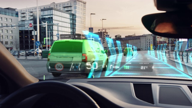 未来的自动驾驶汽车通过城市，平视显示HUD显示信息图:速度，距离，导航。路扫描。驾驶员座位观点POV /第一人称视角FPV视频素材