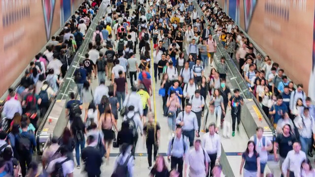 时间流逝的人群在地铁中行走视频下载