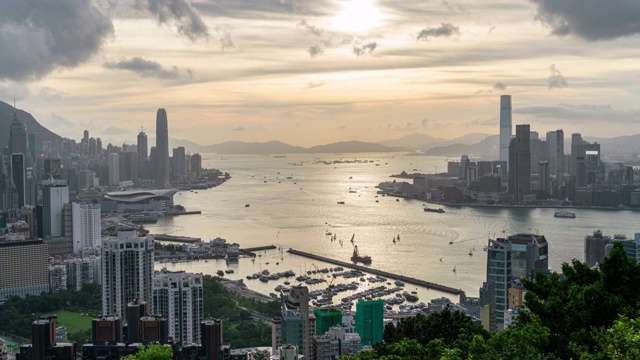 4K時間推移俯視圖香港城市摩天大樓在白天到晚上的時間視頻素材