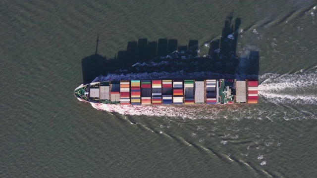 荷兰航拍下的货轮及其阴影视频下载