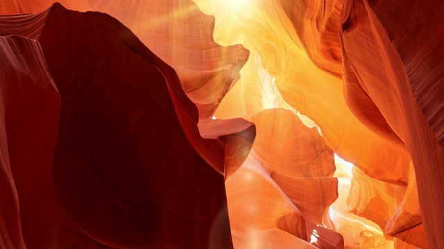 羚羊峡谷中各种红色和橙色的岩石。正午的阳光照射在羚羊峡谷，奇异地照亮了峡谷的墙壁。美国亚利桑那州羚羊峡谷的红墙视频下载