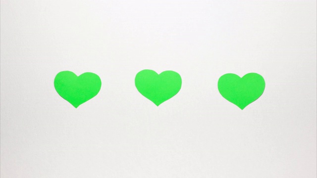 白色背景上的三颗绿色的心。圣帕特里克日视频素材