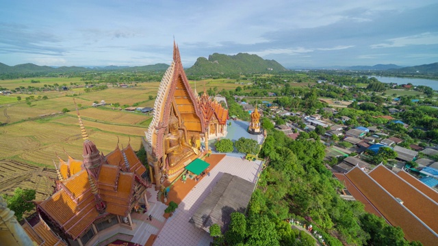 泰国北碧府虎洞寺大金佛和佛塔的时间流逝。著名旅游景点地标旅游概念。视频素材